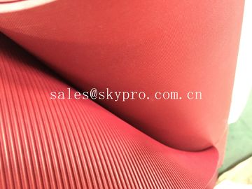 พรมรองพื้นปูพื้นด้วยยางสีต่างๆ