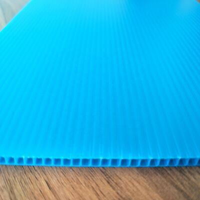 แผ่นพลาสติกกลวงกันไฟและป้องกันไฟฟ้าสถิตเคลือบสารป้องกัน UV และแผ่นพลาสติกลูกฟูก PP