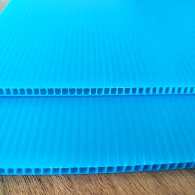 แผ่นพลาสติกกลวงกันไฟและป้องกันไฟฟ้าสถิตเคลือบสารป้องกัน UV และแผ่นพลาสติกลูกฟูก PP