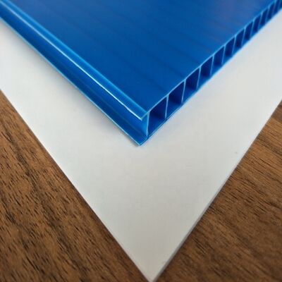 แผ่นพลาสติกกลวงกันไฟและป้องกันไฟฟ้าสถิตเคลือบสารป้องกัน UV และแผ่นพลาสติกลูกฟูก PP