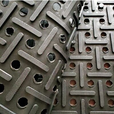 แผ่นยางกันลื่นสำหรับพื้นที่เปียก มีรูระบายน้ำ สำหรับห้องครัวอุตสาหกรรมและเวิร์คช็อป